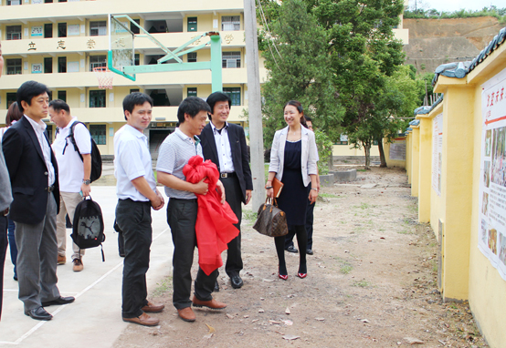 照片：参观新建宣传栏